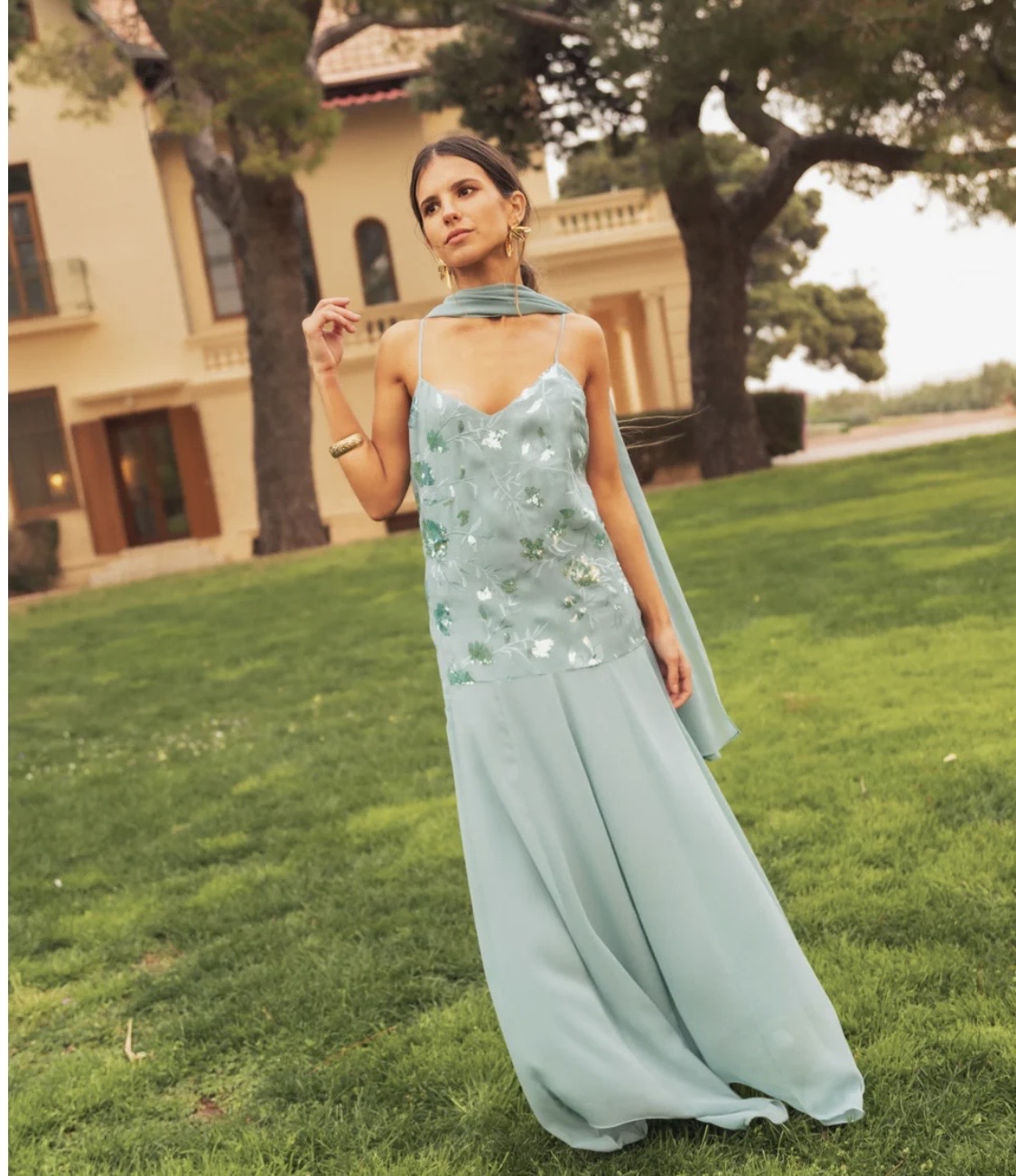 Vestido azul con mascada